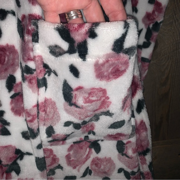 Women’s L DAYDREAM by BERKSHIRE HOME Gorgeous Fuzzy Fleece Wrap Robe Roses EXC - Picture 15 of 15
